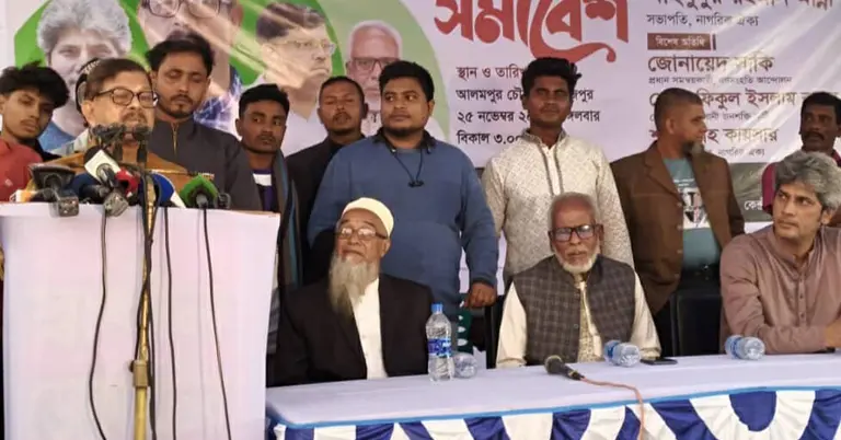 কথা বলছেন নাগরিক ঐক্যের সভাপতি মাহমুদুর রহমান মান্না